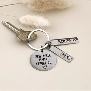 Personalisierter Tolle-Mama-Schlüsselanhänger mit den Namensanhängern Marlene und Emil an einem Haustürschlüssel