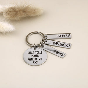 Personalisierter Schlüsselanhänger „Diese tolle Mama gehört zu“ mit drei Namensanhängern.