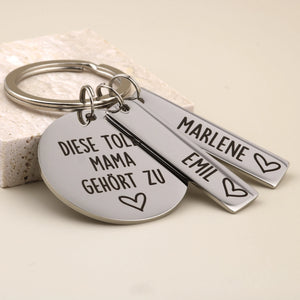 Detailansicht des Schlüsselanhängers „Diese tolle Mama gehört zu“ mit den Namen Marlene und Emil.