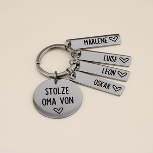 Stolze-Oma-Schlüsselanhänger mit vier Namensanhängern Marlene, Luise, Leon und Oskar.