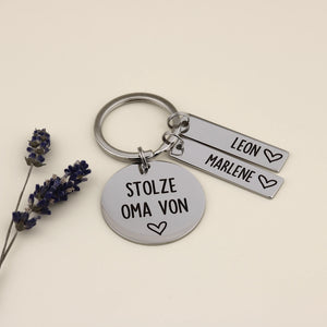 Stolze-Oma-Schlüsselanhänger mit zwei Namensanhängern Leon und Marlene und Lavendel.