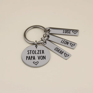 Schlüsselanhänger „Stolzer Papa von“ mit drei Namensanhängern Luise, Leon und Oskar.