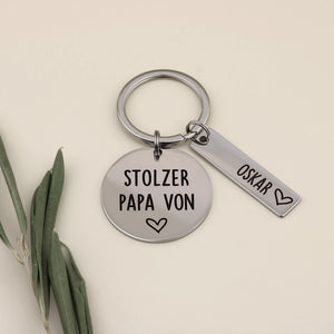 Nahaufnahme der Gravur „Stolzer Papa von“ mit personalisiertem Namensanhänger Oskar.