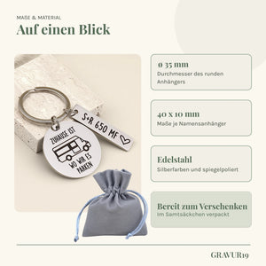 Maße, Edelstahl und Samtsäckchen des Wohnmobil-Schlüsselanhängers „Zuhause ist, wo wir es parken“.
