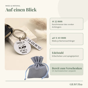 Maße, Edelstahl und Samtsäckchen des Wohnwagen-Schlüsselanhängers „Zuhause ist, wo wir es parken“.