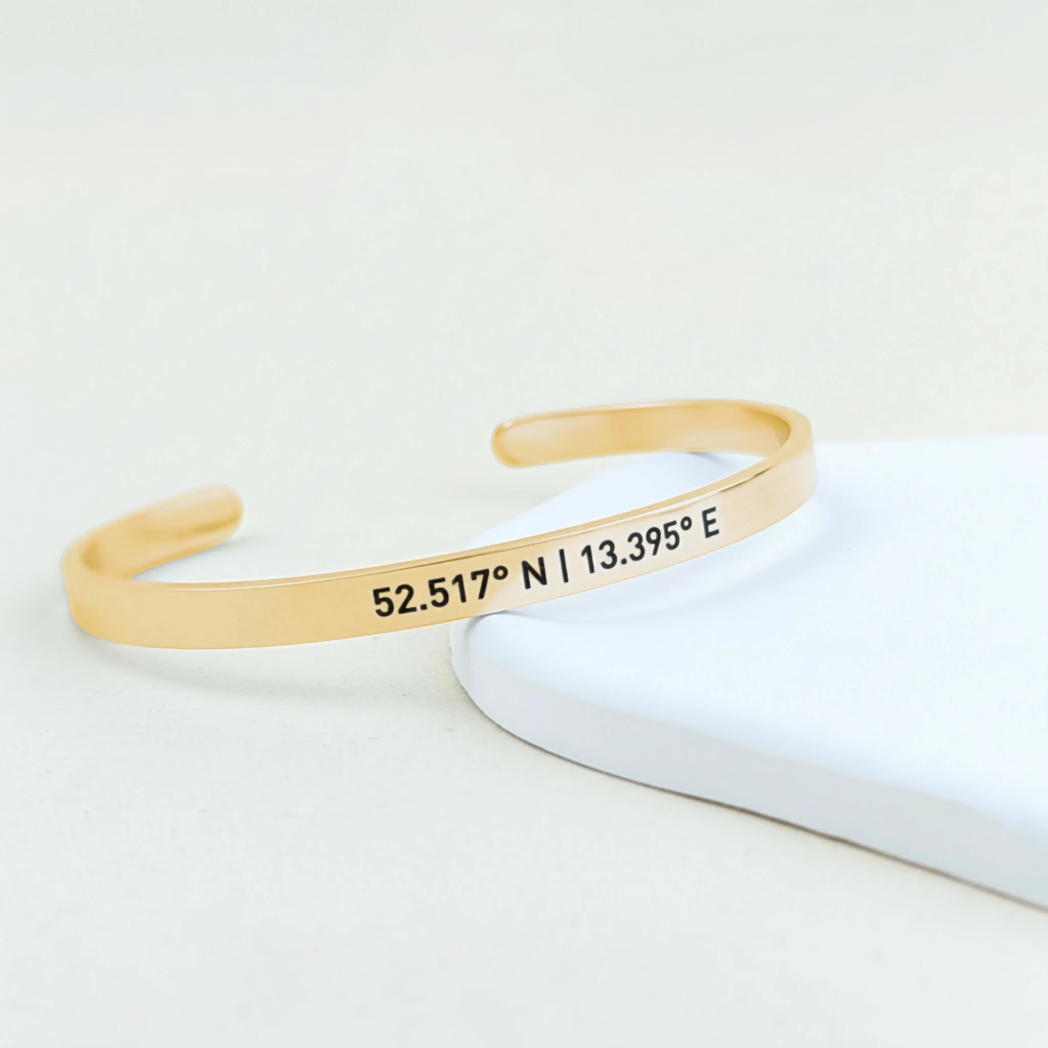 Koordinaten-Armreif in Gold mit GPS-Gravur – Geschenk für Partnerin oder Freundin