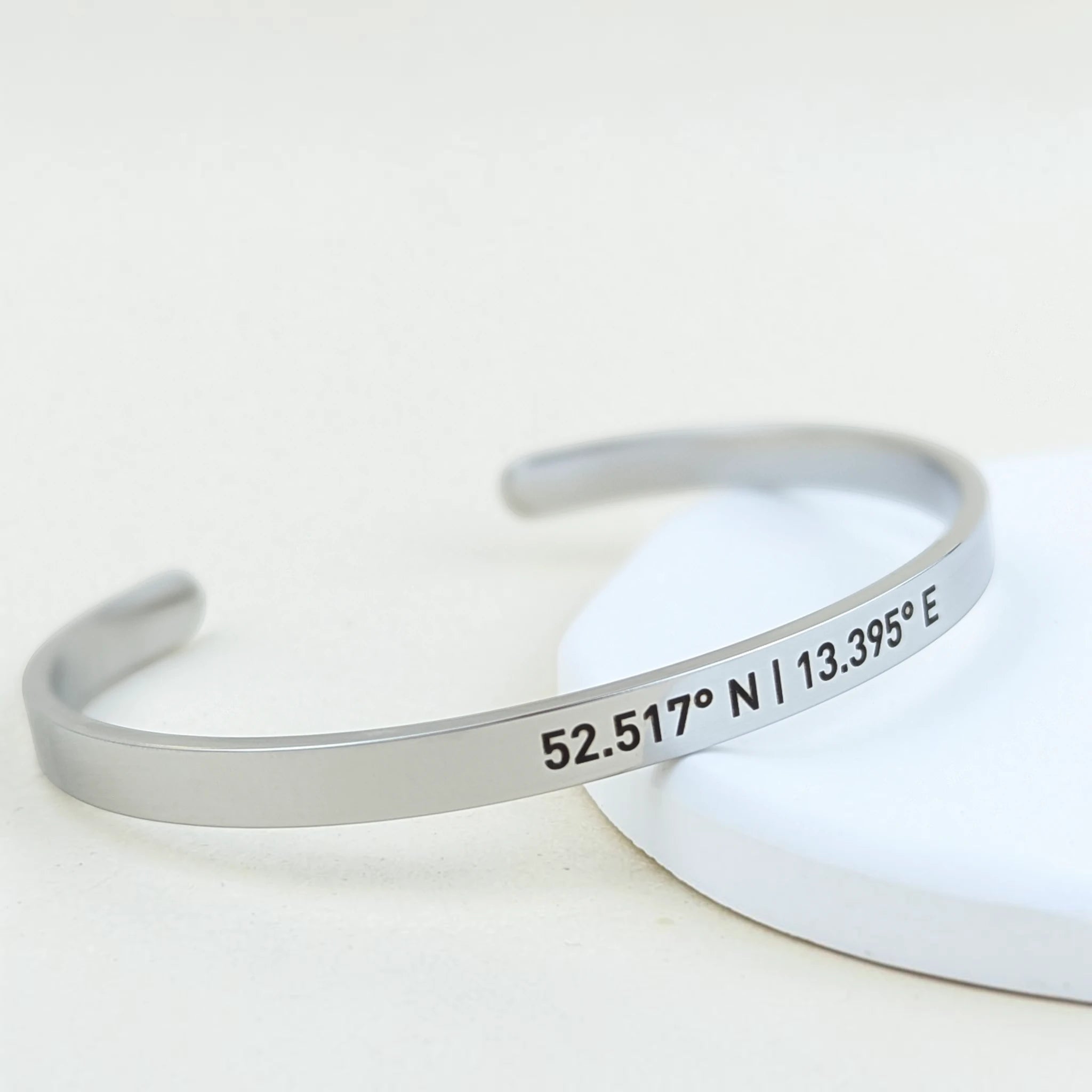 Silberner Armreif mit Koordinaten-Gravur – Geschenk mit besonderem Ort