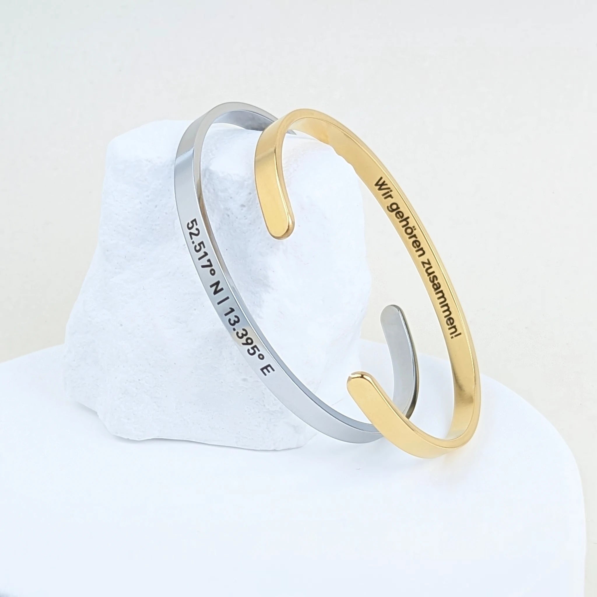 Koordinaten-Armreif in Silber und Gold – personalisierbarer Edelstahl Armreif