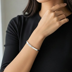 Silberner Koordinaten-Armreif am Handgelenk – personalisierter Schmuck mit Gravur