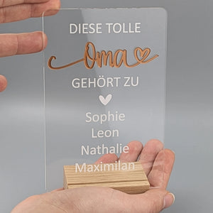Personalisiertes Geschenk für Oma mit Namen der Enkelkinder – Acrylschild im Holzsockel in der Hand