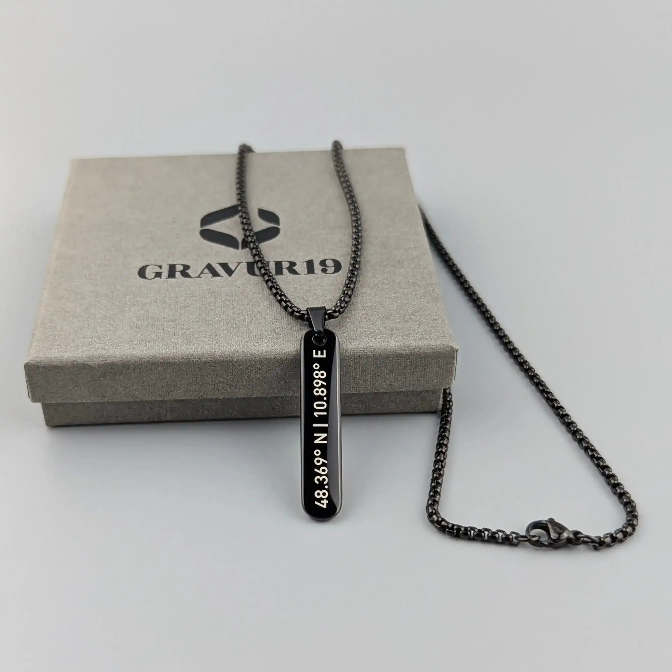 Halskette mit Koordinaten-Gravur in Geschenkbox – persönliches Schmuck Geschenk