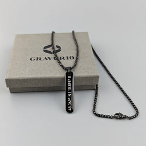 Halskette mit Koordinaten-Gravur in Geschenkbox – persönliches Schmuck Geschenk