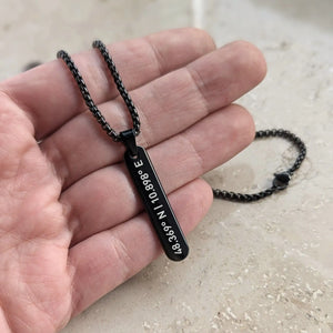 Personalisierte Koordinaten-Halskette in der Hand – Geschenk mit besonderem Ort