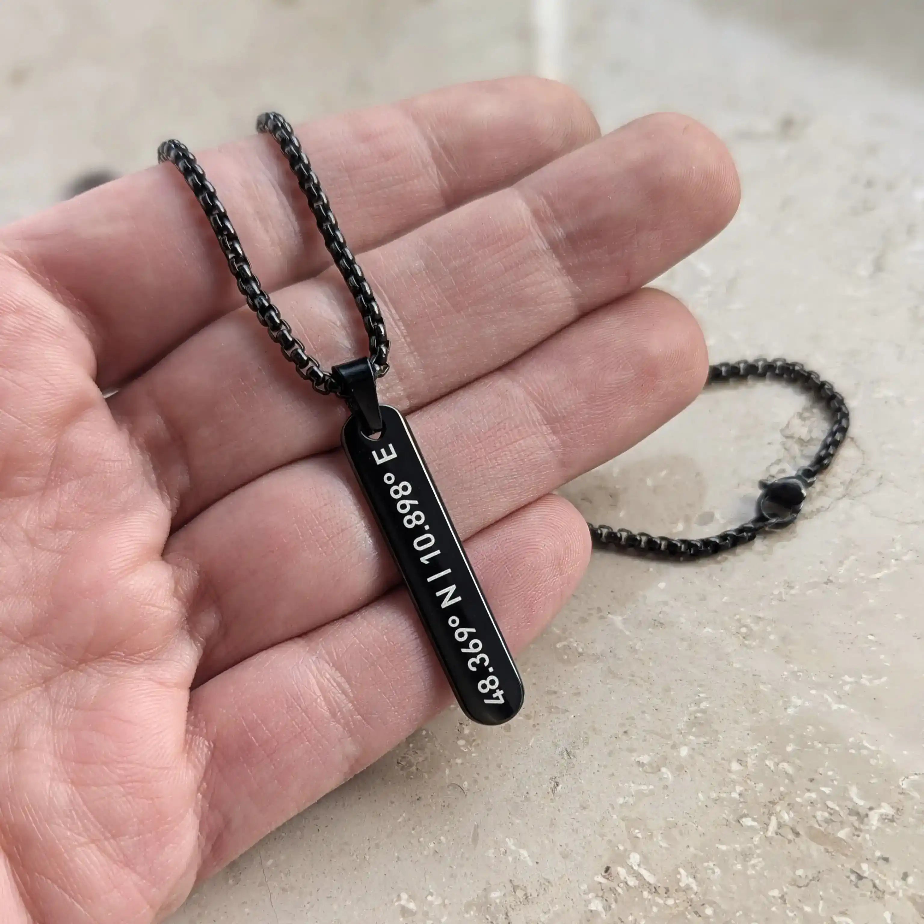 Personalisierte Koordinaten-Halskette in der Hand – Geschenk mit besonderem Ort