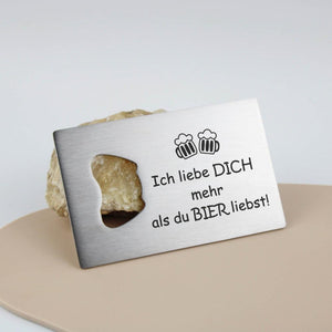 Flaschenöffner aus Edelstahl in Visitenkartengröße mit Gravur "Ich liebe dich mehr als du Bier liebst!" -  - personalisiertes Geschenk - Gravur19