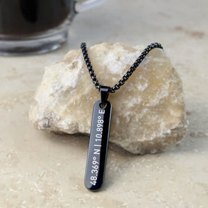 Schwarze Koordinaten-Halskette auf Stein – Geschenk für Reisen und Lieblingsorte