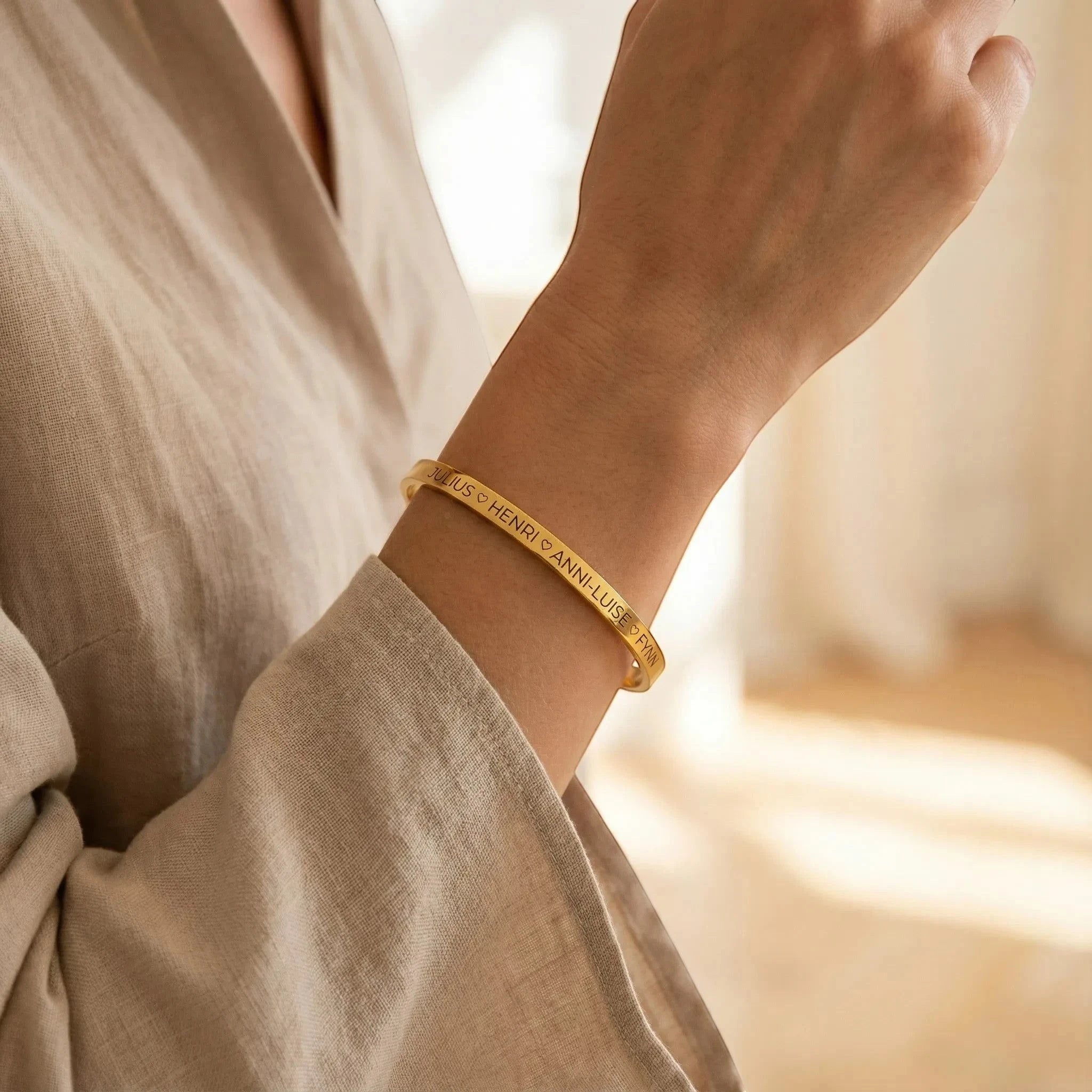 Gravur19 goldfarbener Armreif aus Edelstahl mit Gravur von Namen und Herzen, personalisierbar