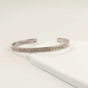 Gravur19 silberfarbener Edelstahl-Armreif mit Gravur von Namen und Herzen, personalisierbar, für Familie