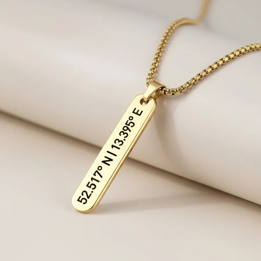 Goldene Halskette mit Koordinaten-Gravur – Geschenk für Partnerin oder Freundin