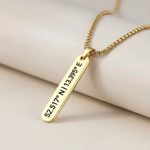 Goldene Halskette mit Koordinaten-Gravur – Geschenk für Partnerin oder Freundin