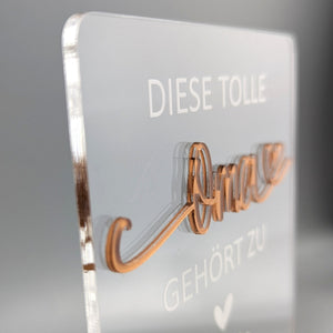 Acryl-Aufsteller für Oma mit Namen – Detailansicht der kupferfarbenen Oma-Schrift auf transparentem Acryl