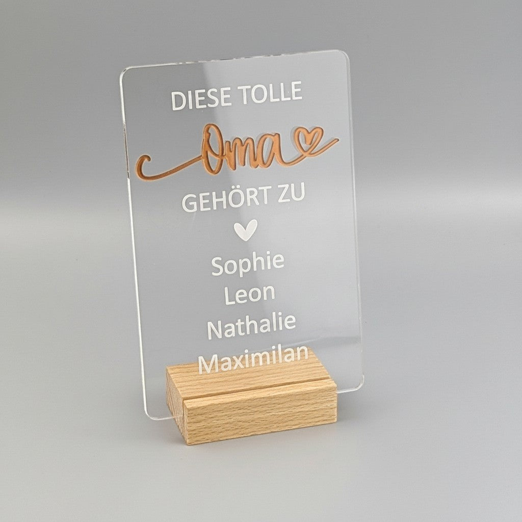 Oma Geschenk mit Namen – personalisierter Acryl-Aufsteller Diese tolle Oma gehört zu mit Holzsockel
