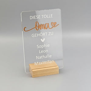Oma Geschenk mit Namen – personalisierter Acryl-Aufsteller Diese tolle Oma gehört zu mit Holzsockel