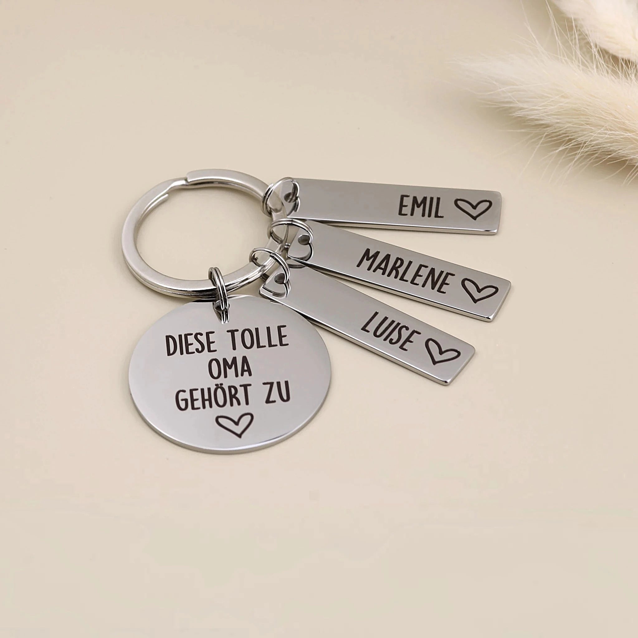 Tolle-Oma-Schlüsselanhänger von Gravur19 mit drei personalisierten Namensanhängern Emil, Marlene und Luise
