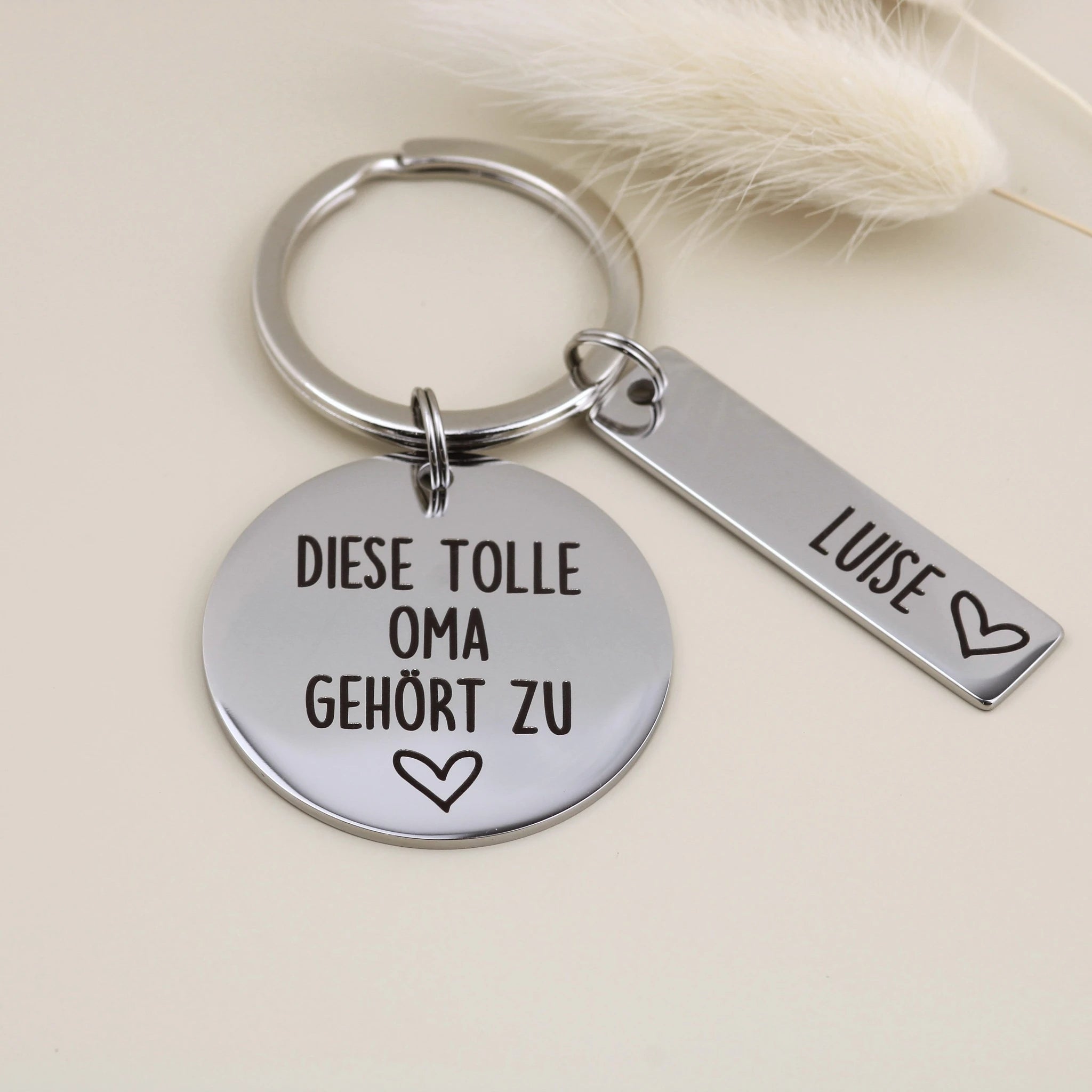 Tolle-Oma-Schlüsselanhänger von Gravur19 mit einem personalisierten Namensanhänger Luise