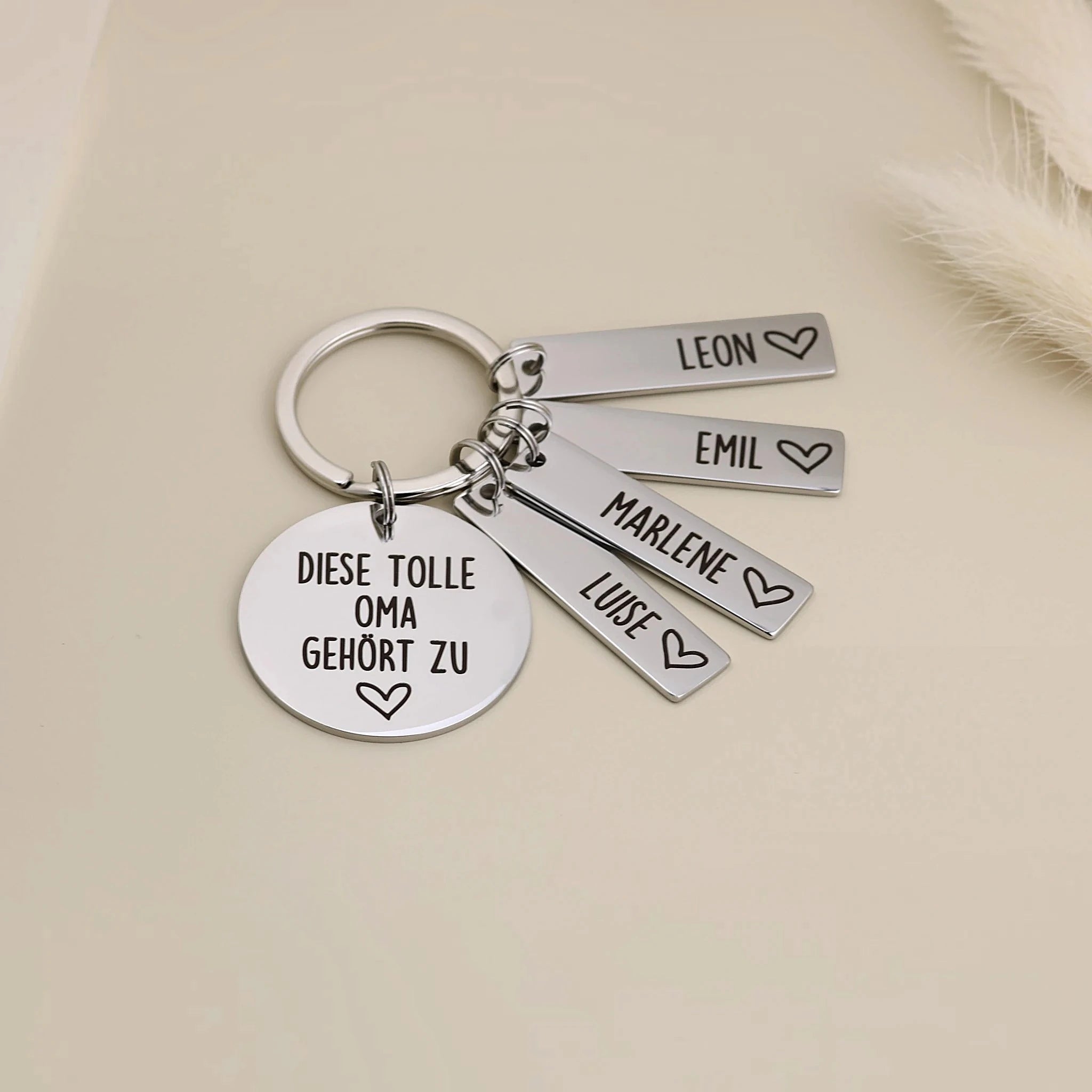 Tolle-Oma-Schlüsselanhänger von Gravur19 mit vier personalisierten Namensanhängern Leon, Emil, Marlene und Luise