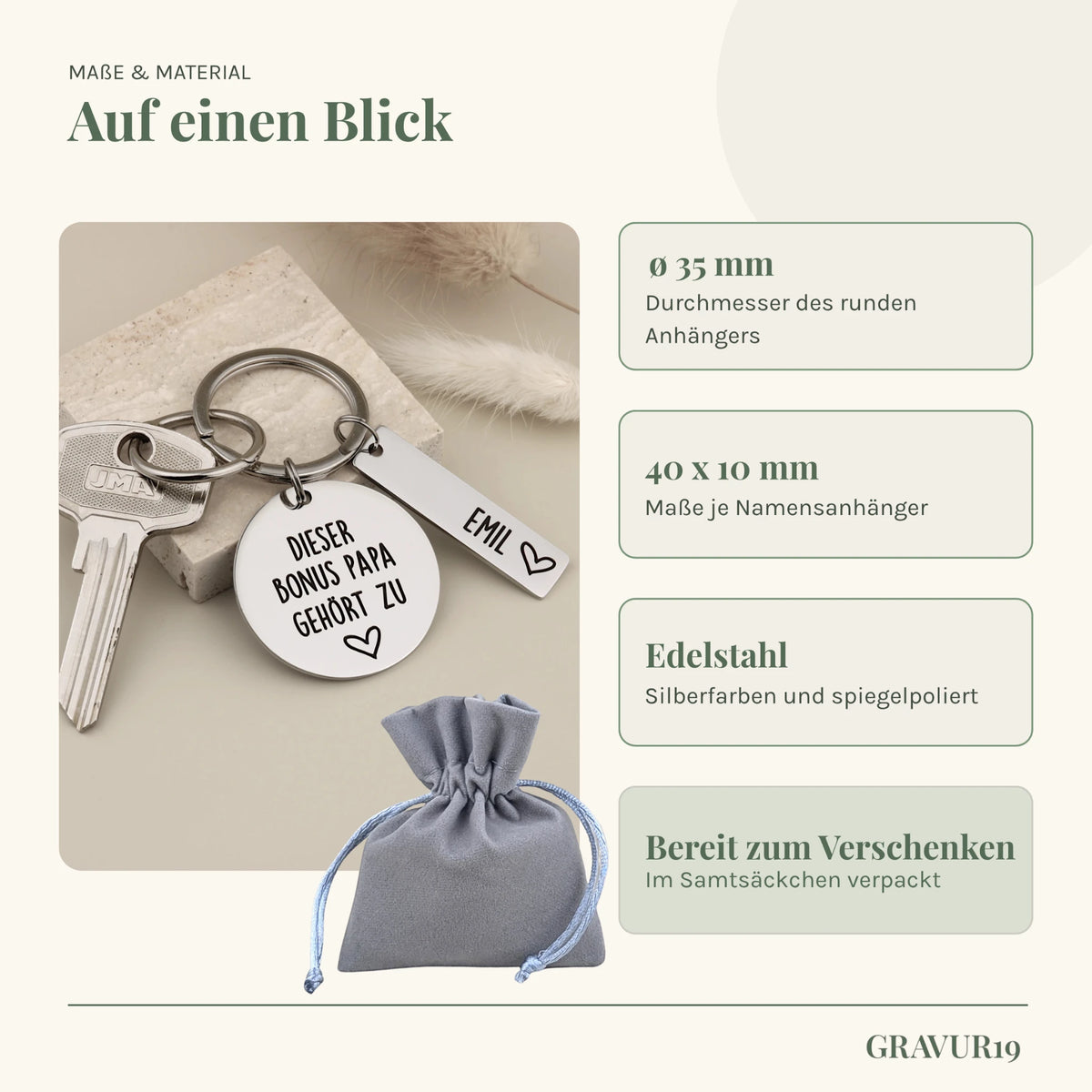 Infografik zu Maßen und Material des Bonus Papa Schlüsselanhängers: Ø 35 mm runder Anhänger, 40x10 mm Namensanhänger, Edelstahl inklusive Samtsäckchen.
