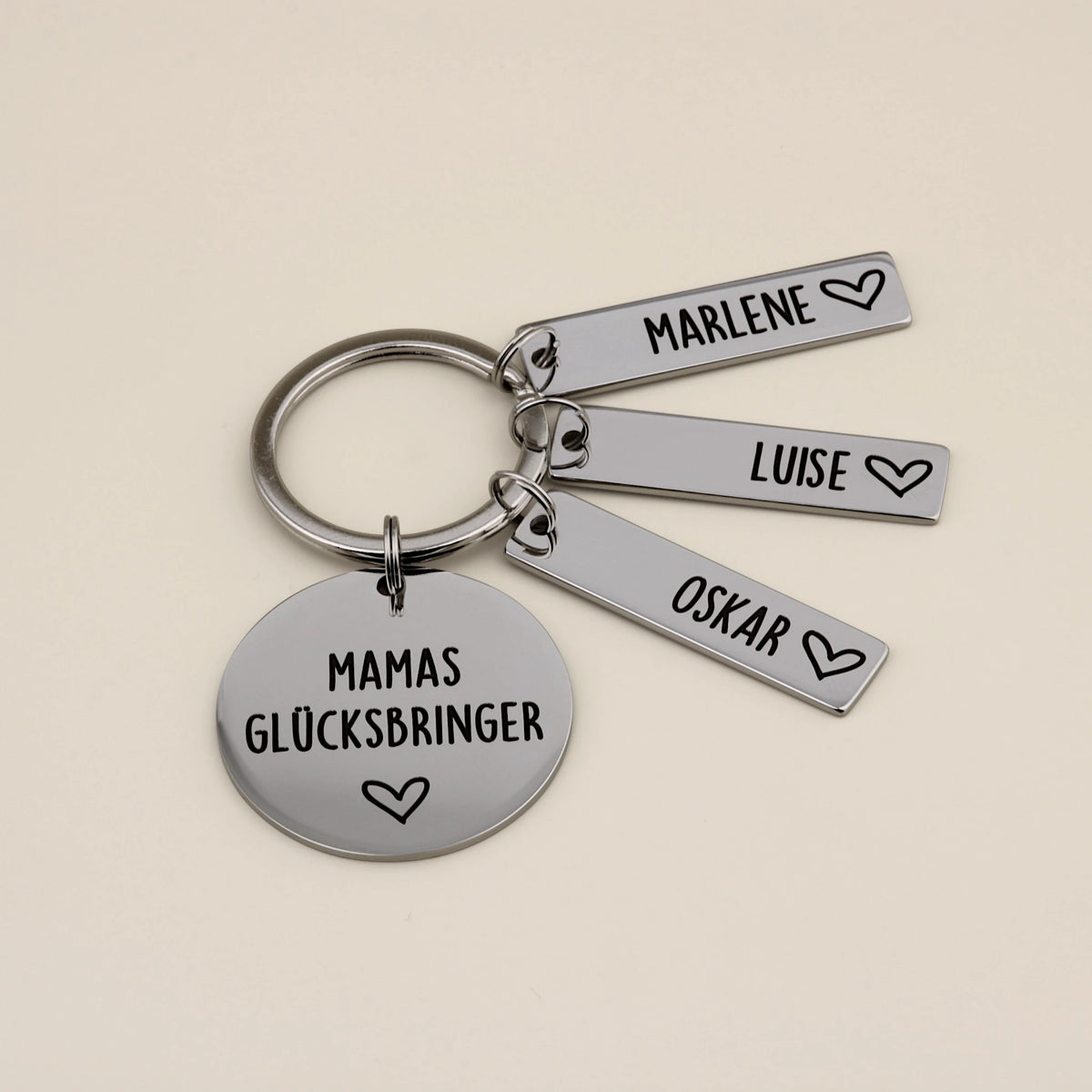 Mamas-Glücksbringer-Schlüsselanhänger mit drei Namensanhängern Marlene, Luise und Oskar.