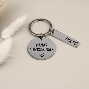 Mamas-Glücksbringer-Schlüsselanhänger mit dem Namensanhänger Emil auf hellem Hintergrund.