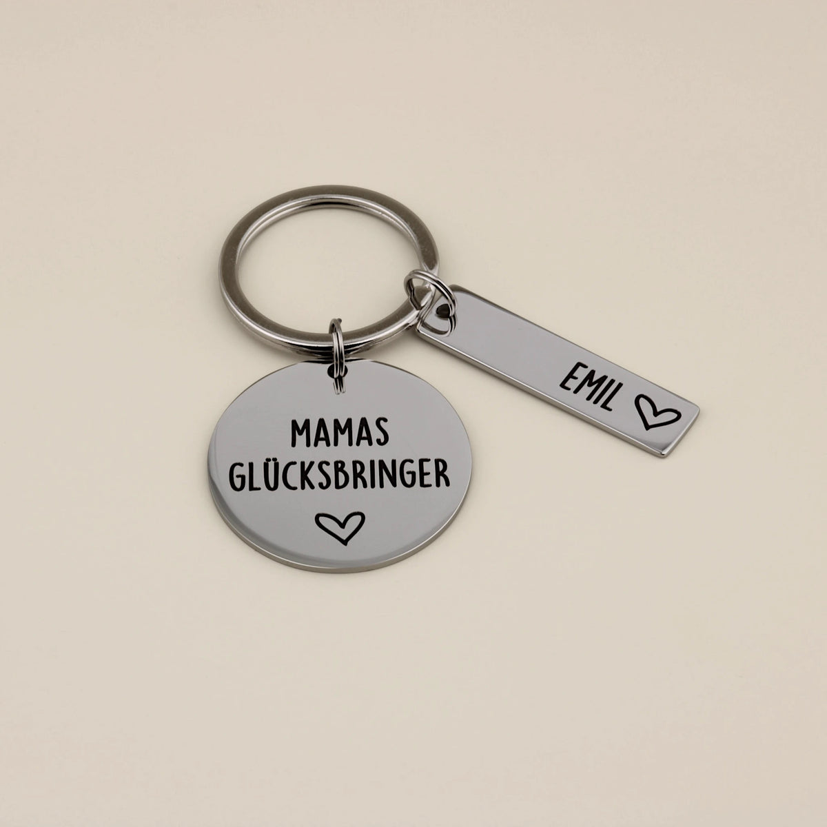 Personalisierter Mamas-Glücksbringer-Schlüsselanhänger mit einem Namensanhänger Emil.