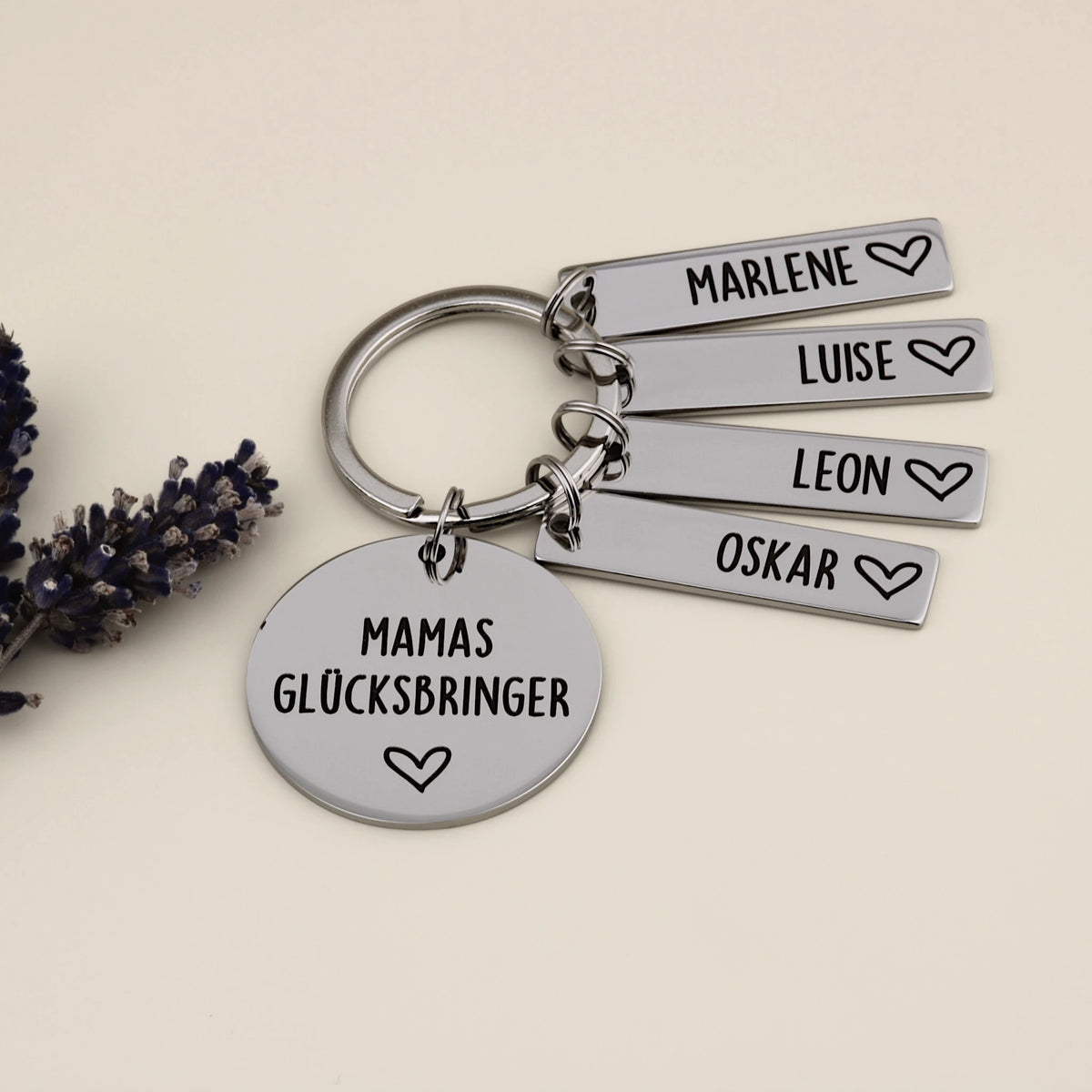 Mamas-Glücksbringer-Schlüsselanhänger mit vier Namensanhängern und Lavendel.

