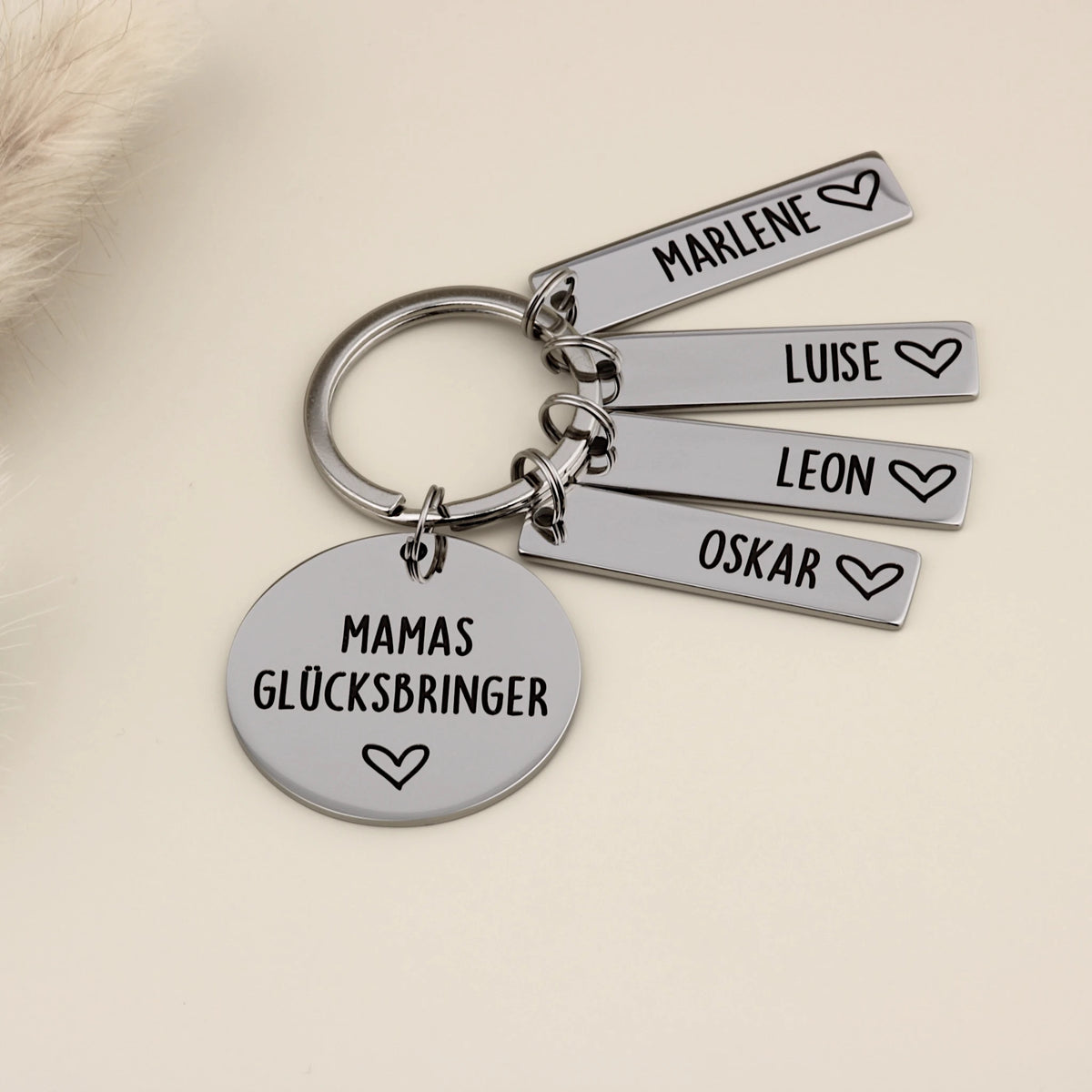 Mamas-Glücksbringer-Schlüsselanhänger mit vier Namensanhängern Marlene, Luise, Leon und Oskar.