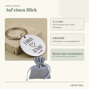 Gravur19 Maß-Infografik zum Edelstahl-Schlüsselanhänger: 35 Millimeter Durchmesser, 1,5 Millimeter Stärke und graues Samtsäckchen.