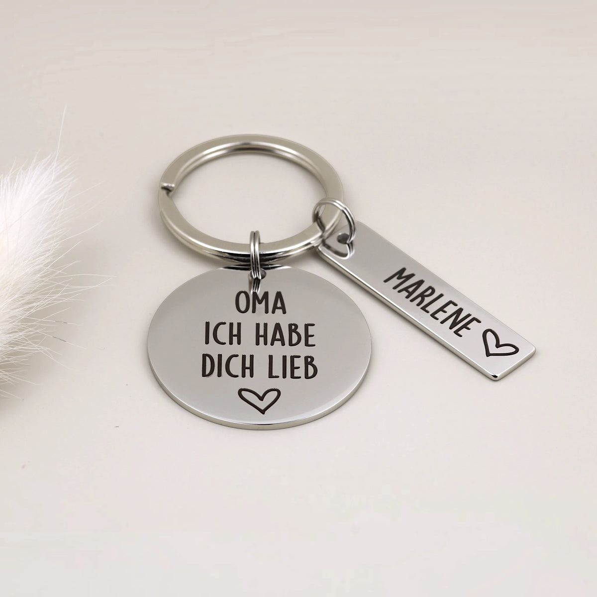 Personalisierter Schlüsselanhänger „Oma, ich habe dich lieb“ mit Namensanhänger in einer Produktansicht.