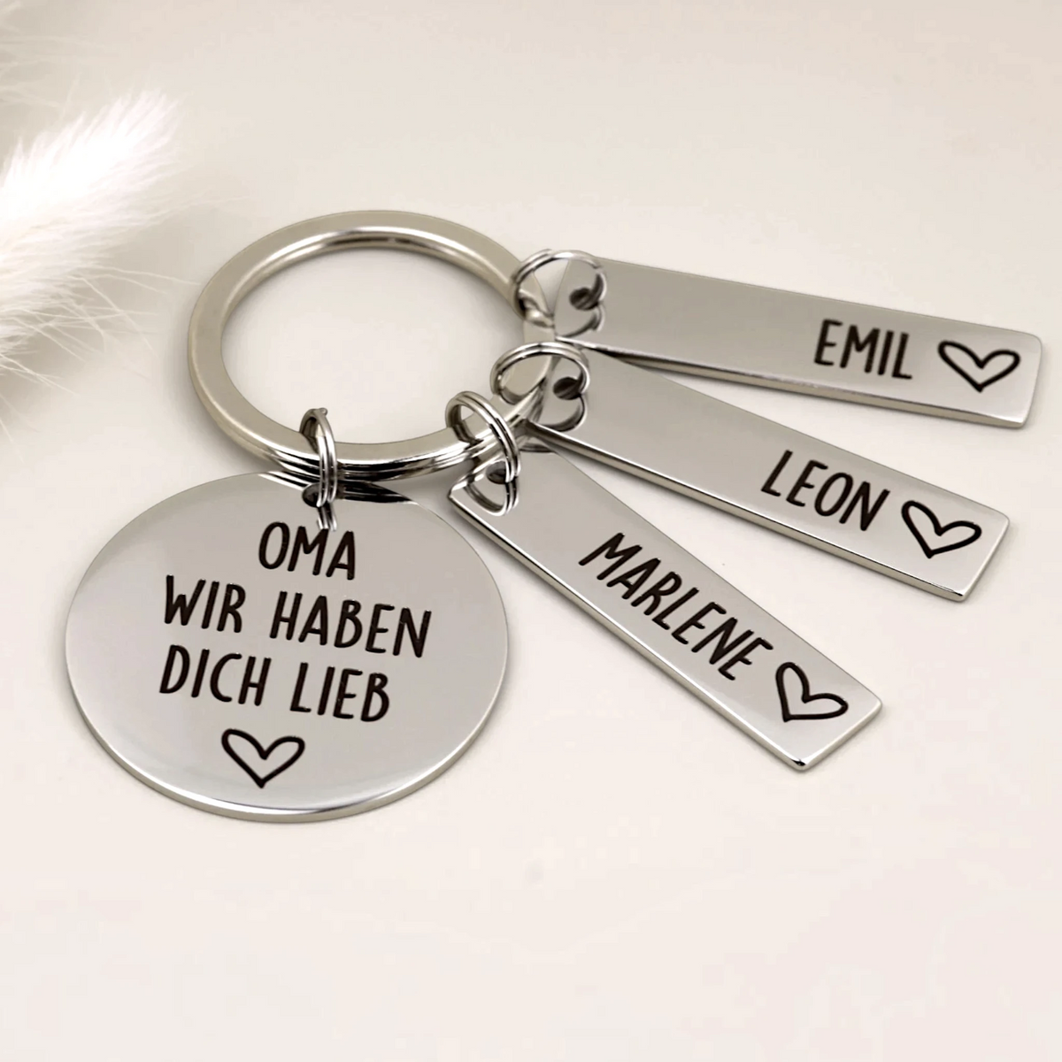 Schlüsselanhänger „Oma, wir haben dich lieb“ mit drei personalisierten Namensanhängern.