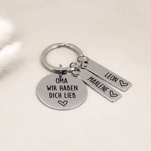 Schlüsselanhänger „Oma, wir haben dich lieb“ mit zwei personalisierten Namensanhängern.