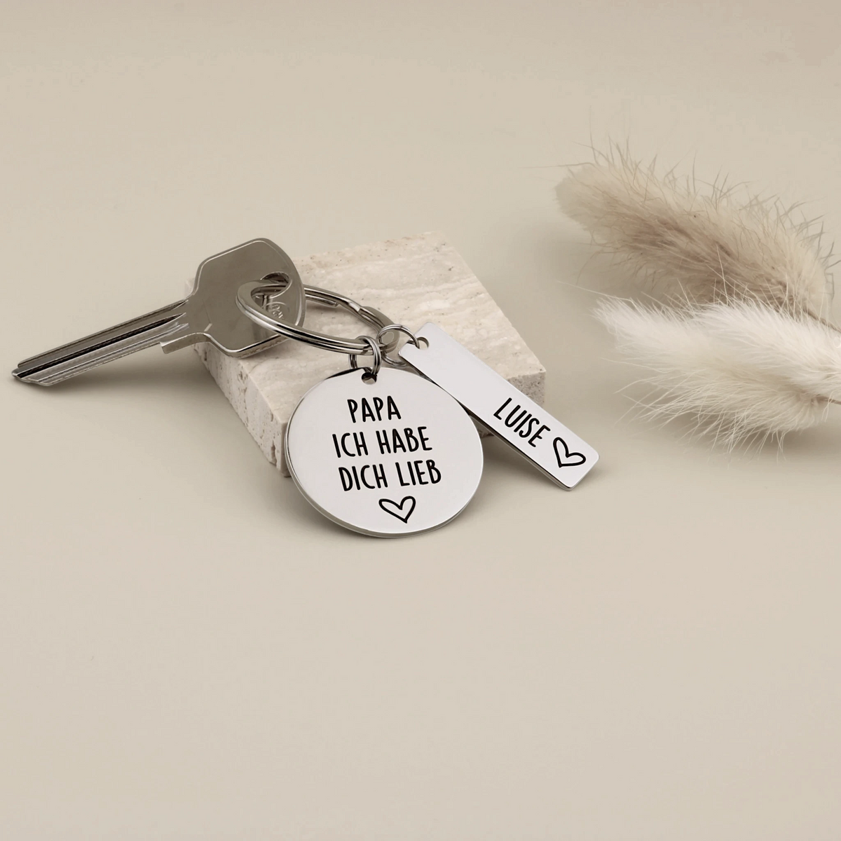 Personalisierter Papa ich habe dich lieb Schlüsselanhänger mit Namensanhänger Luise zusammen mit Schlüsseln.
