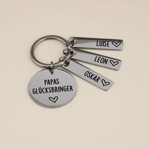 Papas Glücksbringer Schlüsselanhänger mit drei Namensanhängern Luise, Leon und Oskar.
