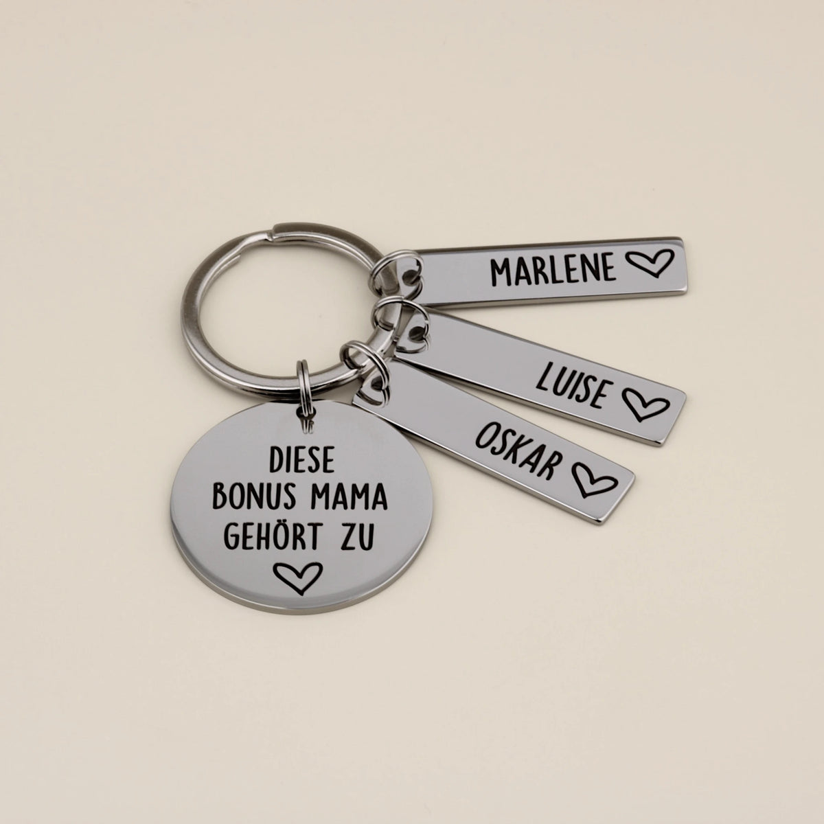 Personalisierter Bonus-Mama-Schlüsselanhänger mit drei Namensanhängern Marlene, Luise und Oskar.