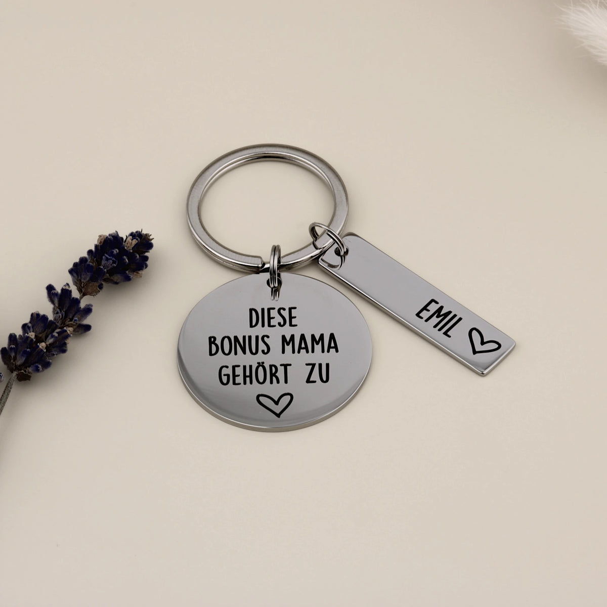 Personalisierter Bonus-Mama-Schlüsselanhänger mit Namensanhänger Emil und Lavendel.