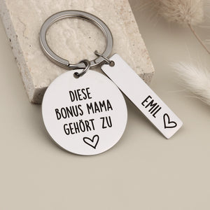 Nahaufnahme des Bonus-Mama-Schlüsselanhängers mit Gravur und Namensanhänger Emil.