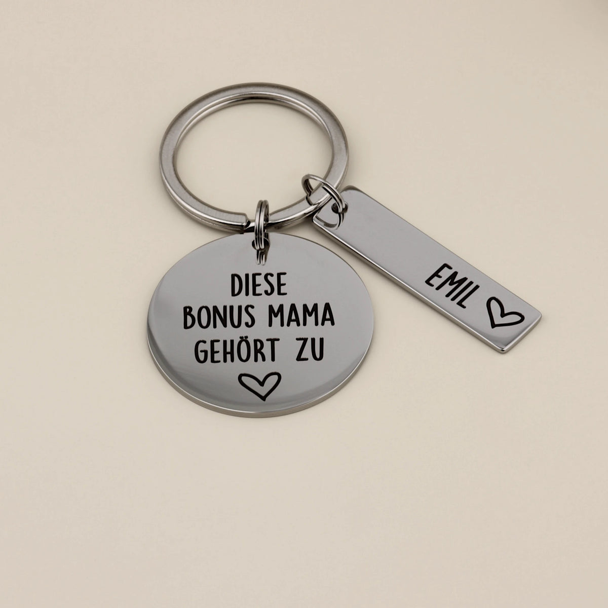 Personalisierter Bonus-Mama-Schlüsselanhänger mit einem Namensanhänger Emil auf hellem Hintergrund.