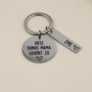 Personalisierter Bonus-Mama-Schlüsselanhänger mit einem Namensanhänger Emil auf hellem Hintergrund.