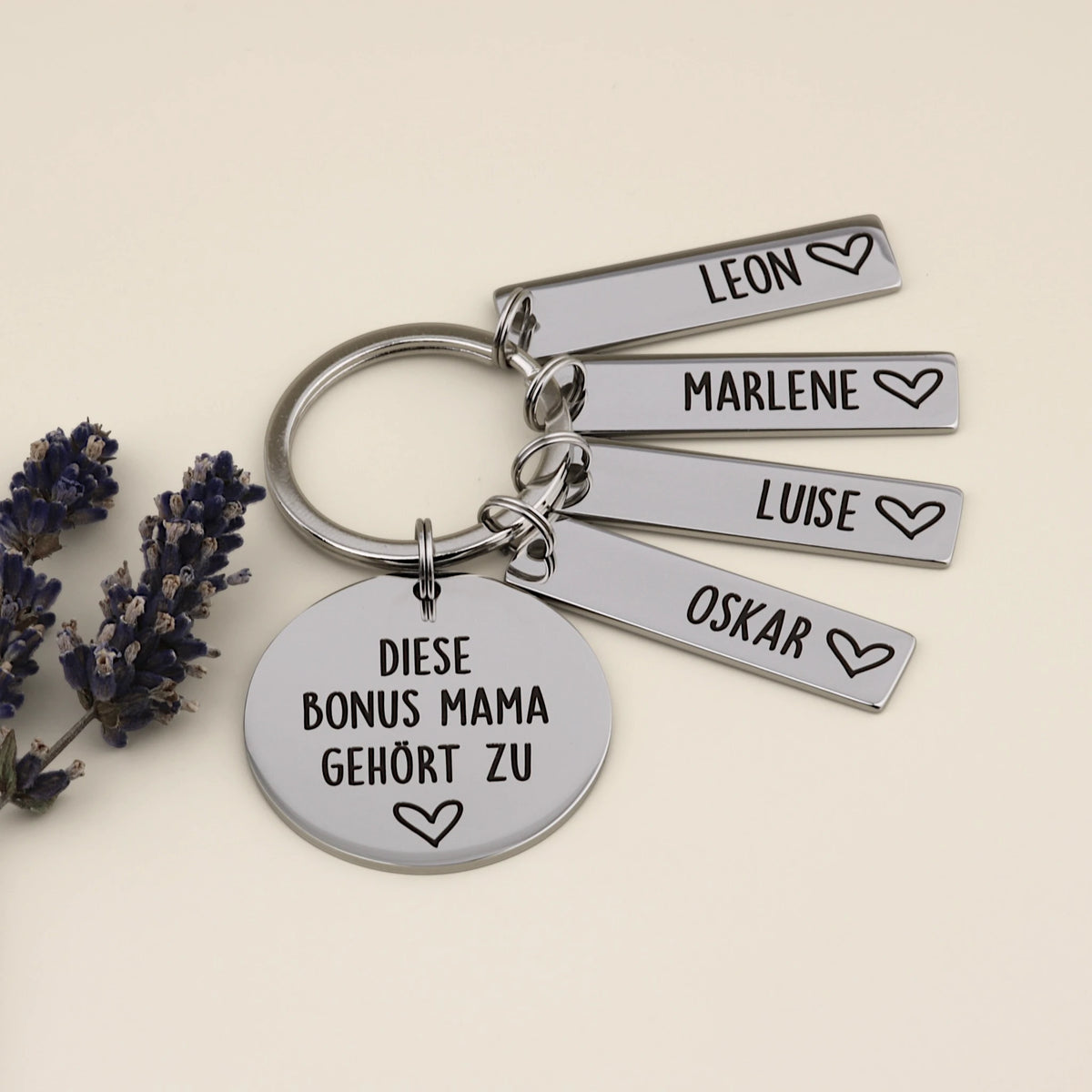 Personalisierter Bonus-Mama-Schlüsselanhänger mit vier Namensanhängern und Lavendel.