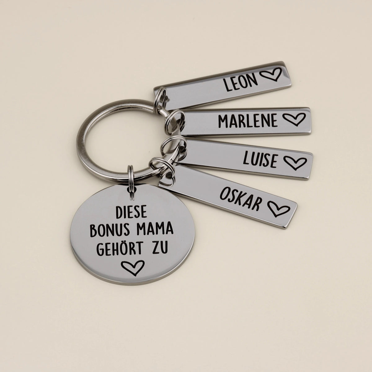 Personalisierter Bonus-Mama-Schlüsselanhänger mit vier Namensanhängern.