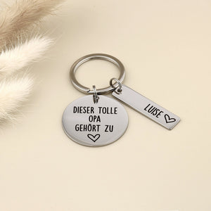 Personalisierter Schlüsselanhänger „Dieser tolle Opa gehört zu“ mit Namensanhänger Luise.